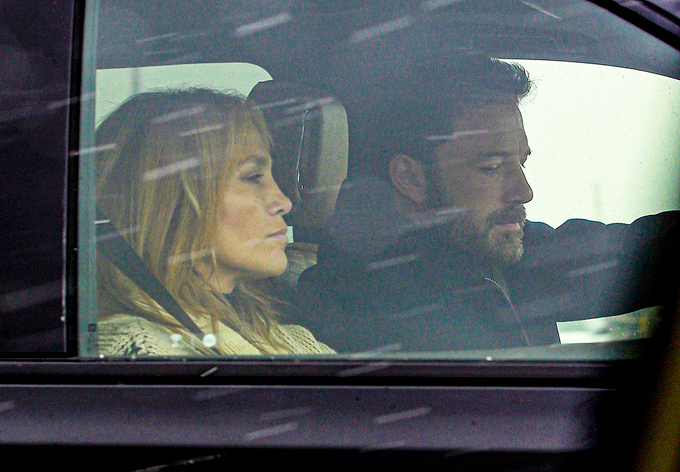 Jennifer Lopez và Ben Aflleck bị bắt gặp cùng nhau đi du lịch tại Montana làm dấy lên tin cả hai tái hợp sau 17 năm chia tay