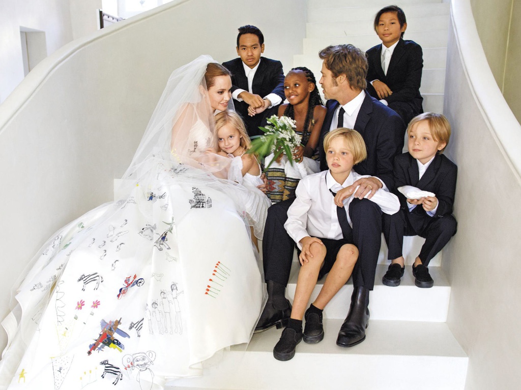 Gia đình hạnh phúc một thời của Angelina Jolie và Brad Pitt trước khi xảy ra vụ kiện kéo dài suốt nhiều năm