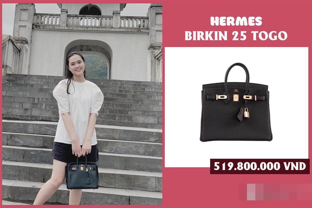 Trước đó, cô cũng từng khoe được chồng tặng một chiếc túi Hermes Birkin có giá hơn 500 triệu đồng