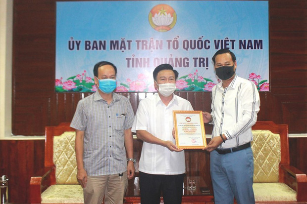 Đại diện của nghệ sĩ Hoài Linh nhận giấy chứng nhận tại địa phương sau khi quyên góp cho bà con chịu ảnh hưởng của bão lũ