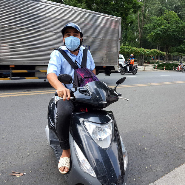 Hình ảnh MC Quyền Linh đi xe máy, mang chiếc balo và đi đôi dép tổ ong quen thuộc đến quỹ để ủng hộ trực tiếp số tiền 2,2 tỷ đồng