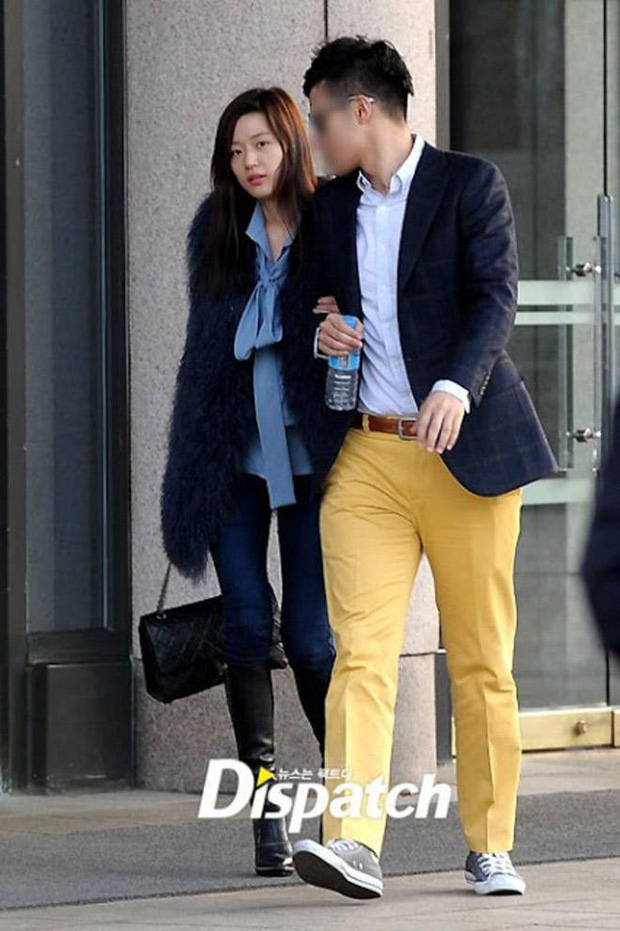 Mặc dù đã kết hôn nhưng Jeon Ji Hyun hiếm khi bị bắt gặp xuất hiện cùng chồng
