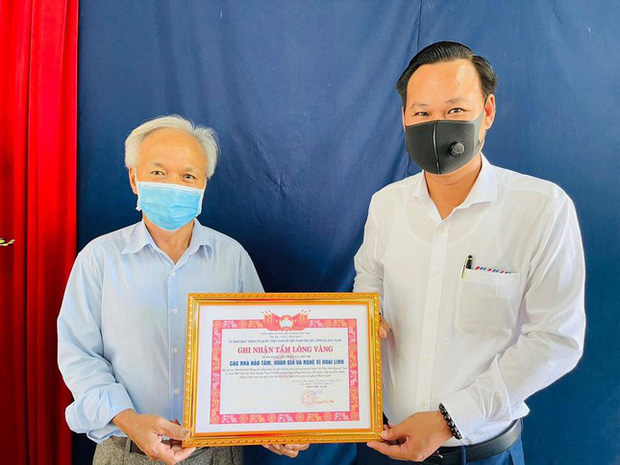 Chính quyền địa phương trao giấy cho đại diện nghệ sĩ Hoài Linh, xác nhận đoàn từ thiện của nam nghệ sĩ đã đến đây cứu trợ người dân