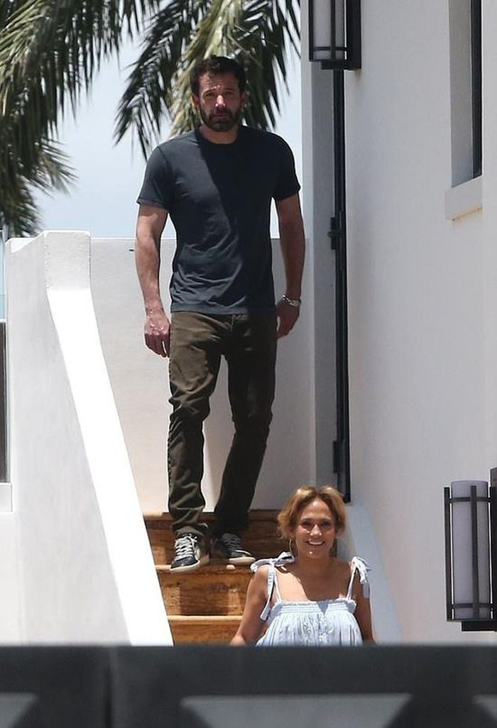 Cách đây 1 tuần, cả hai cũng đã bắt gặp hẹn hò tại căn biệt thự triệu đô mà Jennifer Lopez thuê tại Miami