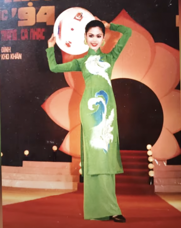 Nét đẹp ấn tượng của Hoa hậu Thu Thủy trong trang phục áo dài tại phần thi tài năng