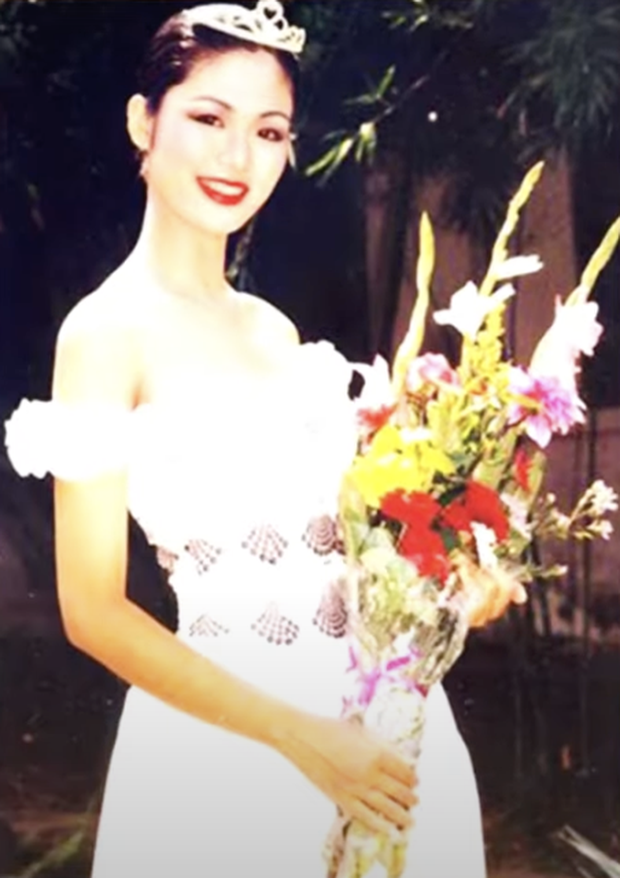 Một khoảnh khắc khác khi đăng quang ngôi vị Hoa hậu vào năm 1994