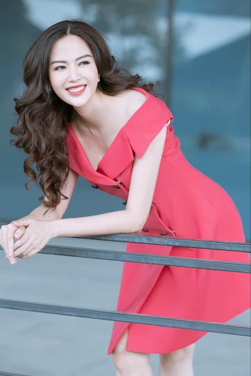 Nhan sắc trẻ trung, rực rỡ của Hoa hậu Thu Thủy dù đã bước qua ngưỡng tuổi 40