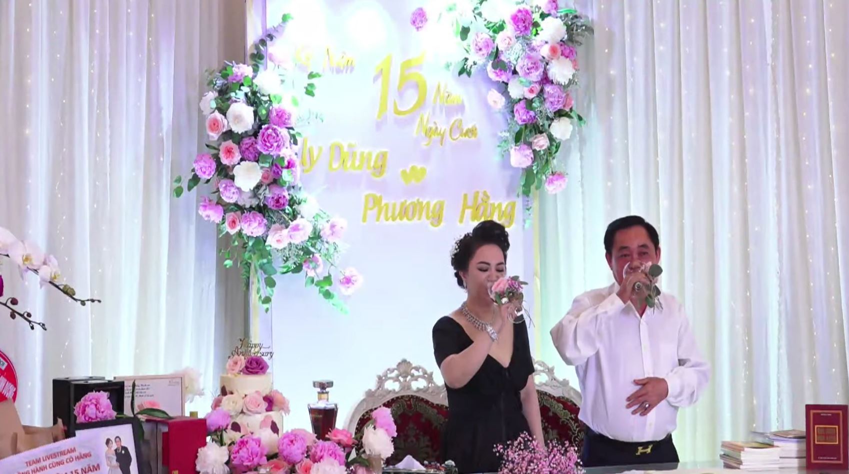 Vợ chồng bà Phương Hằng 'cụng ly' với người hâm mộ nhân ngày kỷ niệm 15 năm ngày cưới với khung cảnh trang hoàng lộng lẫy