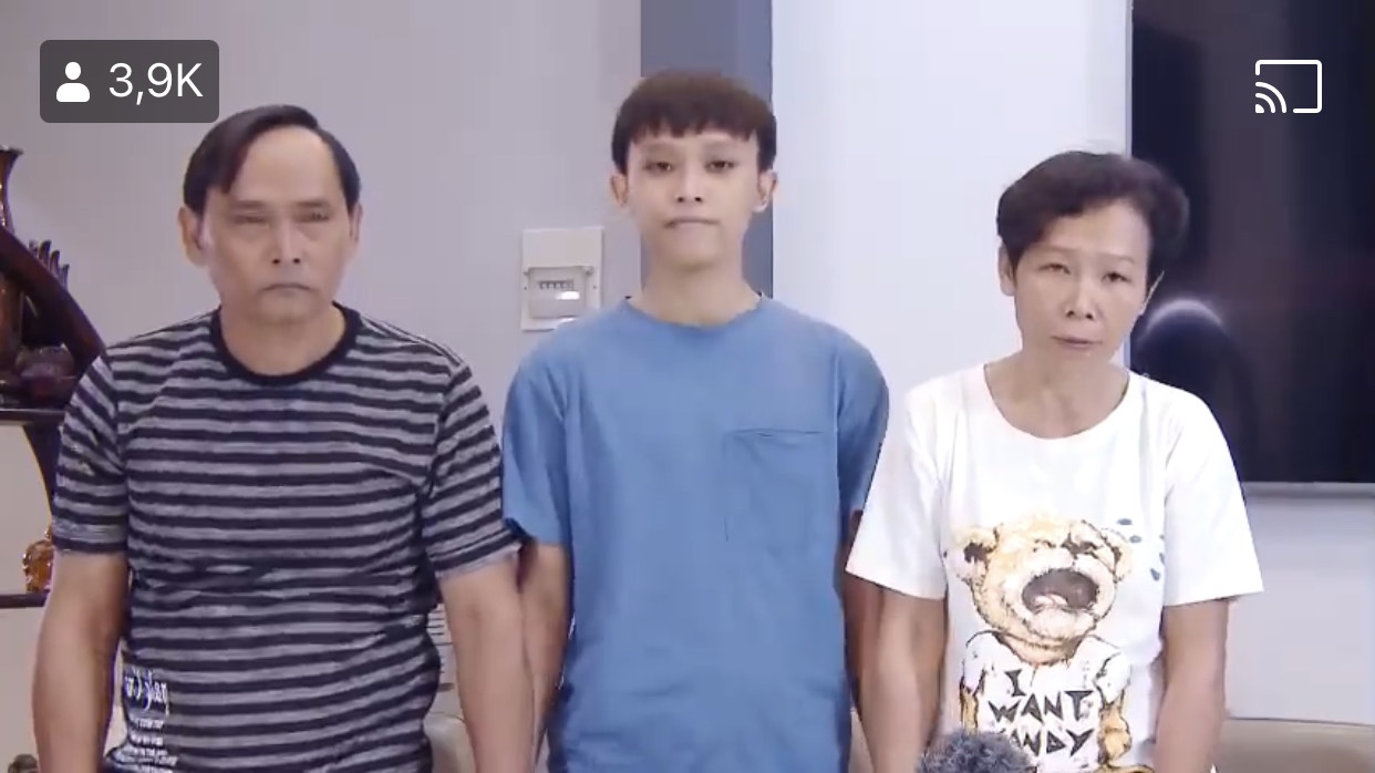 Hồ Văn Cường và bố mẹ cùng gửi lời xin lỗi đến khán giả và Phi Nhung