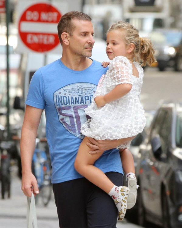 Bradley Cooper chăm sóc con gái để tạo điều kiện cho bạn ái cũ Irina đi tìm hạnh phúc mới
