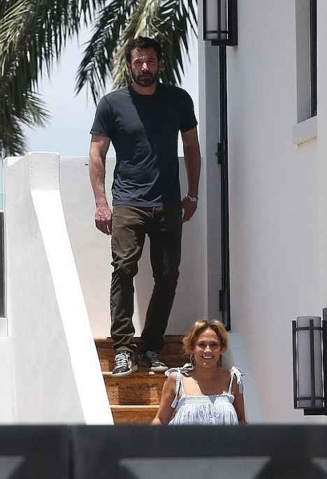 Ben Affleck và Jennifer Lopez bị truyền thông Mỹ bắt gặp hình ảnh cả hai đã ở bên nhau tại cặn villa triệu đô mà nữ ca sĩ thuê