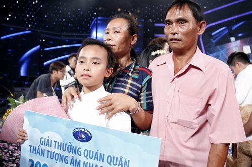 Phi Nhung tiết lộ bố mẹ ruột của Hồ Văn Cường tin tưởng giao cho cô và quản lý giữ 200 triệu tiền giải thưởng cũng như toàn bộ số tiền cát xê của nam ca sĩ
