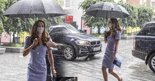 Chỉ cầm ô đi dưới mưa, Công nương Kate nhận được
