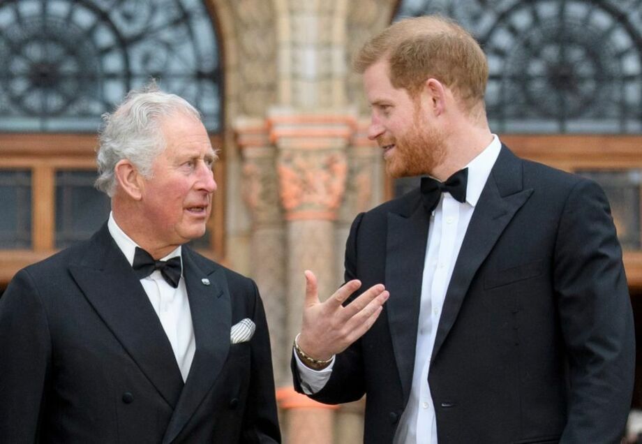 Thái tử Charles và con trai Harry trước khi anh cùng vợ tuyên bố rút khỏi những nhiệm vụ của Hoàng gia để sang Mỹ sinh sống