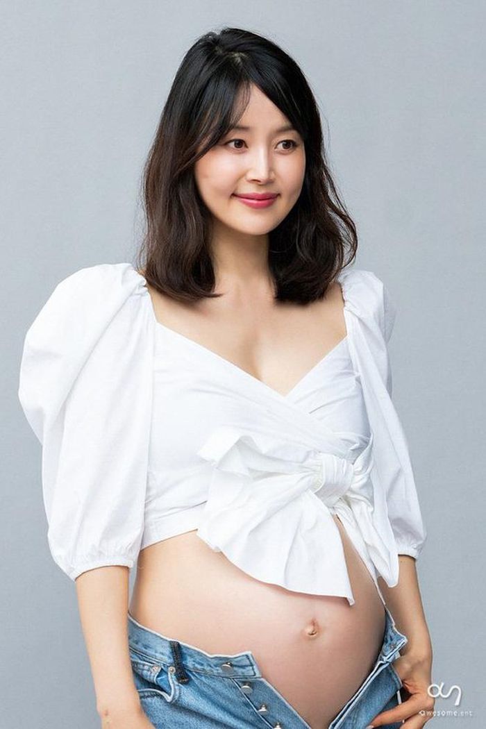 Hình ảnh mang bầu được Han Ji Hye chia sẻ trước đó