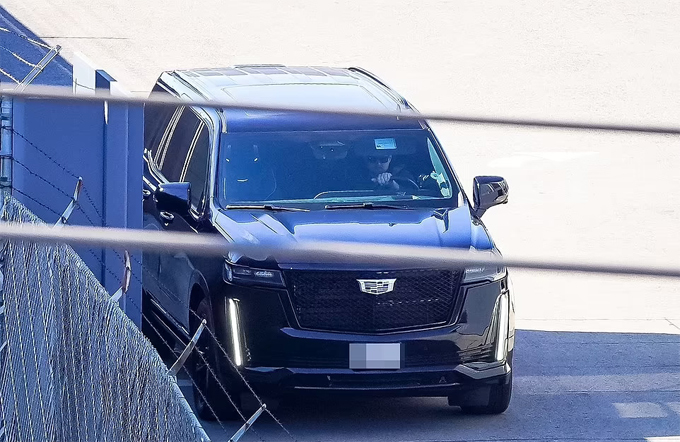 Hình ảnh Harry 1 mình lái xe đến sân bay để trở về quê hương