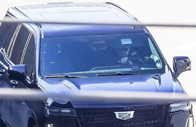 Hình ảnh Harry tự mình lái xe đến sân bay mà không có sự xuất hiện của vợ con