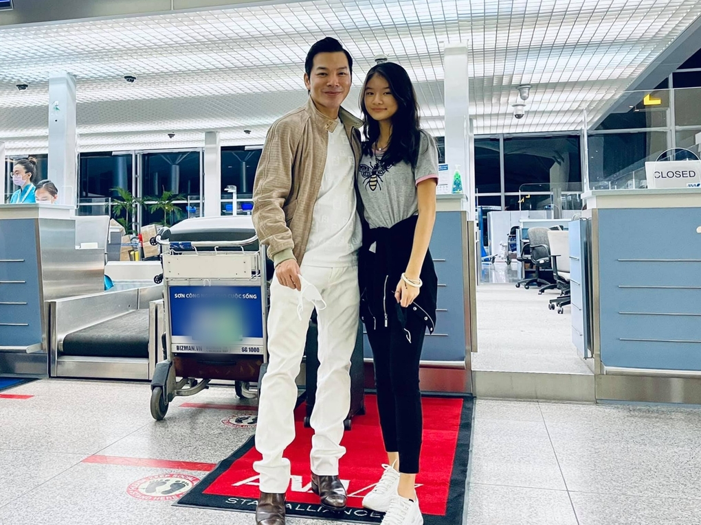 Trần Bảo Sơn và con gái tại sân bay trước khi khởi hành sang Mỹ