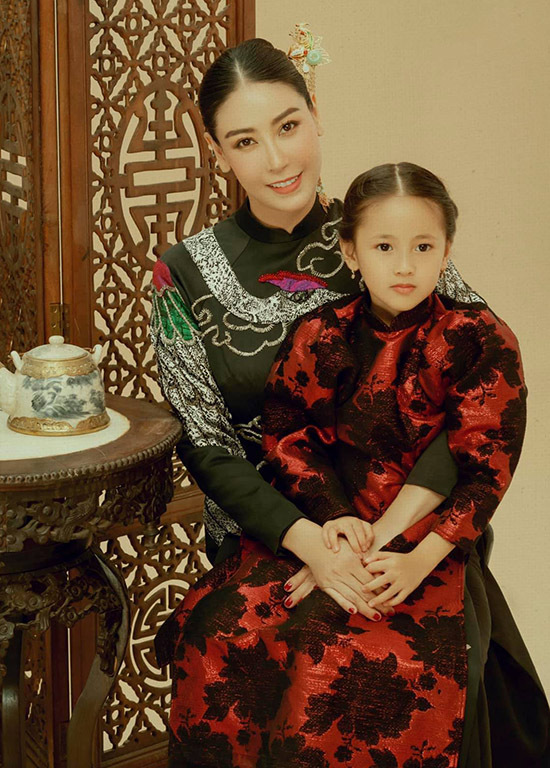Hoa hậu Hà Kiều Anh và con gái Vivian được nhiều người nhận xét là có phong thái, dáng dấp mang khí chất Hoàng gia
