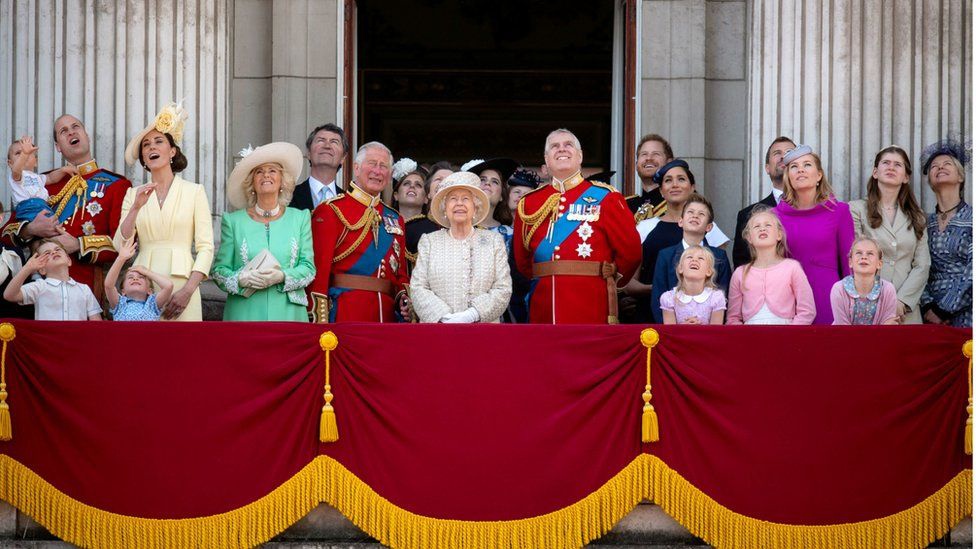 Việc rút khỏi Hoàng gia Anh khiến cho Harry và Meghan khó có thể đứng tại ban công Cung điện Buckingham theo dõi buổi lễ như trước đây