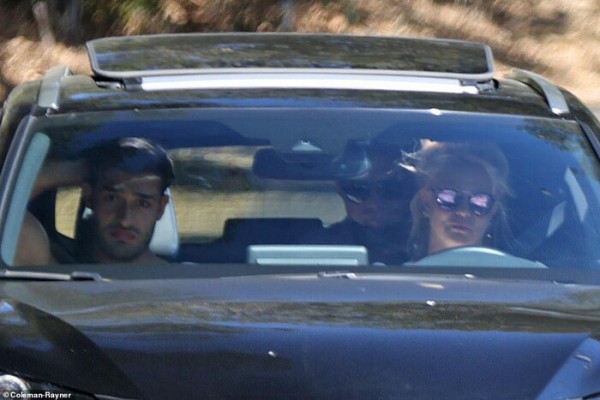 Hình ảnh Britney Spears cùng bạn trai lái xe rời khỏi tòa án sau vụ kiện yêu cầu bỏ quyền giám hộ của chính cha ruột đối với mình