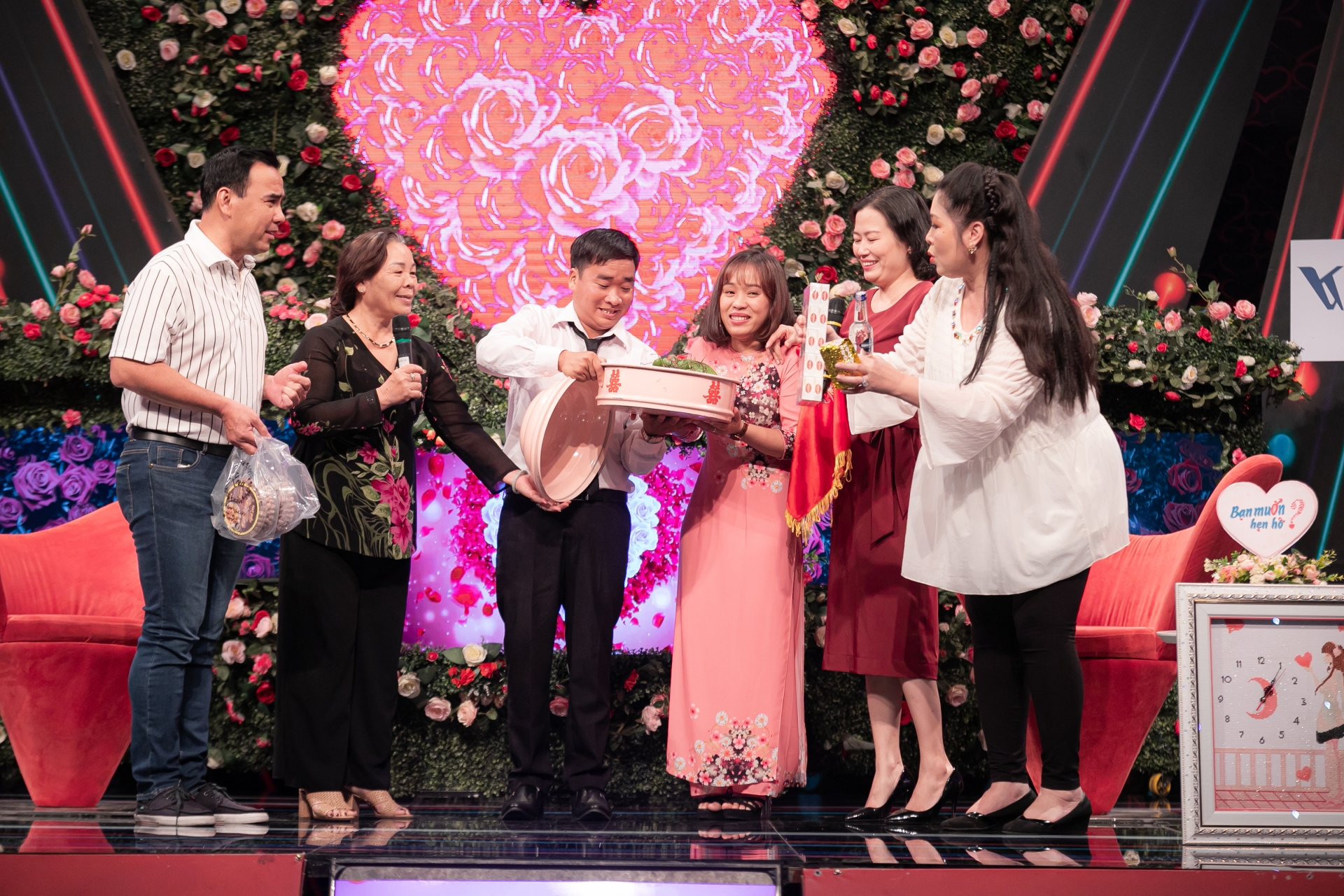 Cặp đôi Văn Lâm - Đặng Bông đã có màn dạm ngõ ngay tại lần đầu gặp mặt tại chương trình 'Bạn muốn hẹn hò'