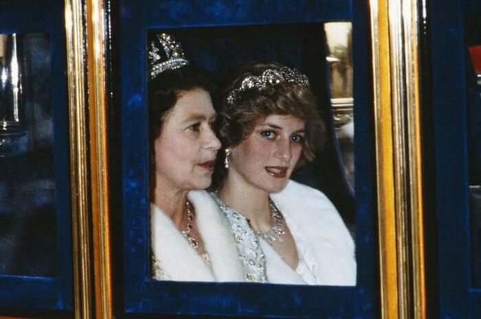 Nữ hoàng Anh và Công nương Diana