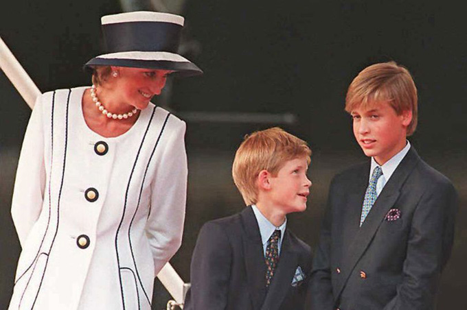 Công nương Diana và 2 con trai William và Harry