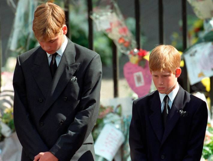 Hoàng tử William và Harry trong đám tang của người mẹ quá cố