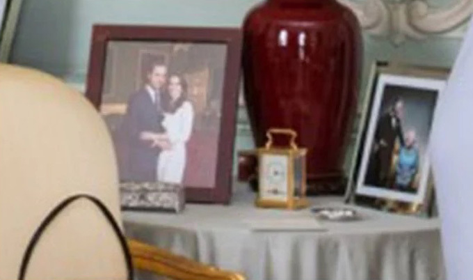 Hiện tại, trên chiếc bàn chính tại Điện Buckingham chỉ còn hình ảnh của vợ chồng Hoàng tử William và bức ảnh Thái tử Charles chụp cùng mẹ