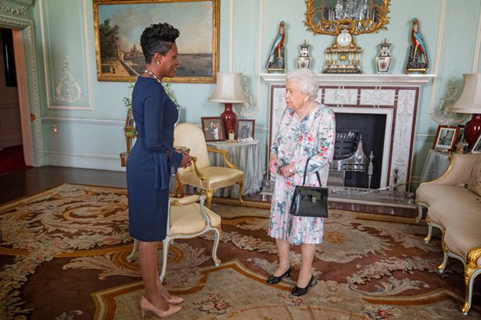 Hình ảnh Nữ hoàng Anh tiếp đón ủy viên cấp cao của nước Grenada là Kisha Alexander-Grant vào tháng 10/2019, bức ảnh giữa vợ chồng Harry và Meghan đã không còn. Tuy nhiên, hình ảnh Hoàng tử William và Harry mặc quân phục vẫn còn