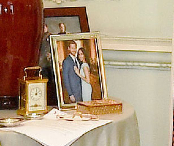 Bức ảnh của vợ chồng Harry và Meghan được đặt trong bàn chính trong điện Buckingham trước đó.