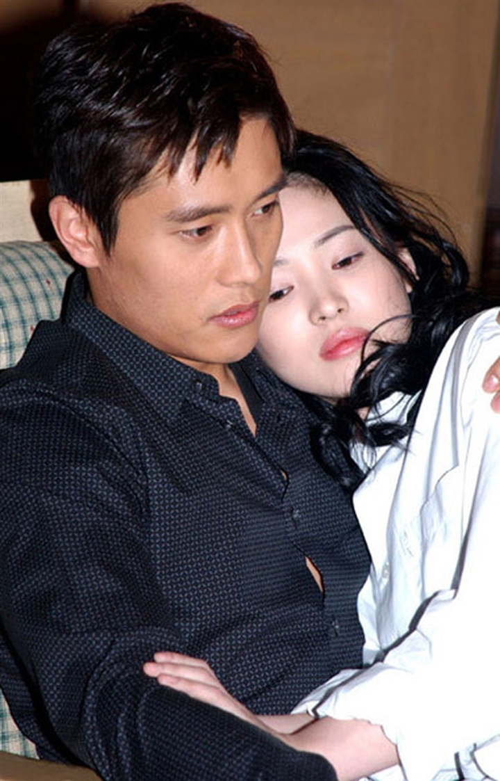 Mối tình với khoảng cách 11 tuổi của Lee Byung Hun và Song Hye Kyo từng gây ồn ào trong quá khứ