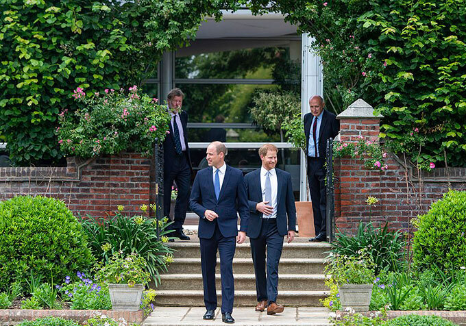 Hoàng tử William và Harry đã cùng nhau bước vào vườn hoa Sunken - nơi đặt tượng Diana với tâm trạng vui vẻ