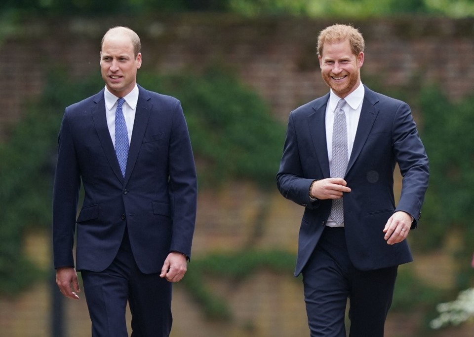 Mặc những mâu thuẫn tưởng chừng không thể hòa giải trước đó, Hoàng tử William và Harry xuất hiện cạnh nhau với bầu không khí thoải mái, vui vẻ
