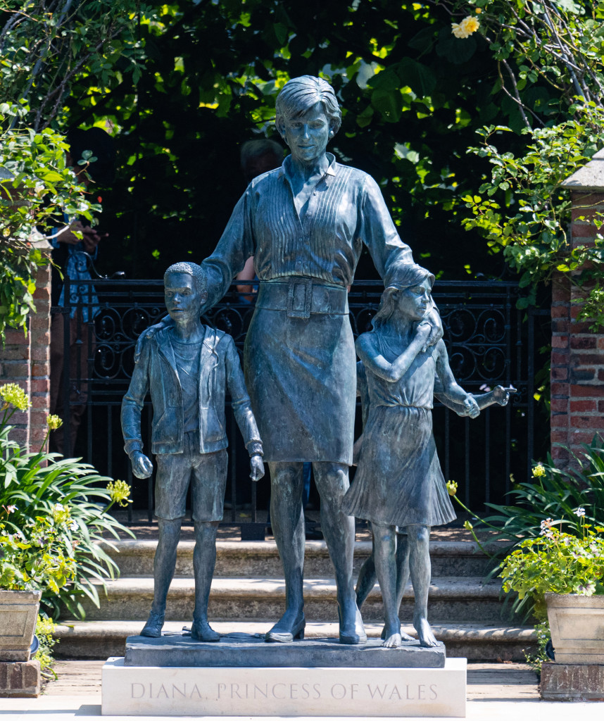 Bức tượng vinh danh Công nương Diana được đặt tại nơi yêu thích của bà, vườn hoa Sunken, điện Kensington