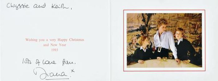 Bức ảnh được chụp trong thiệp mừng Giáng sinh năm 1993. Công nương Diana xuất hiện cùng 2 con trai