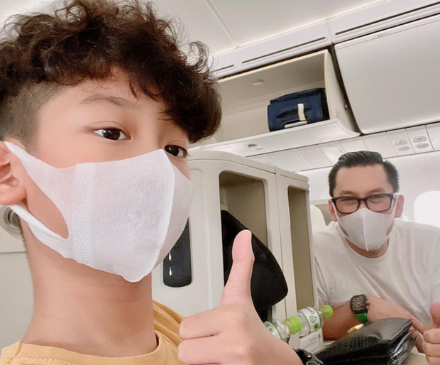 Đại gia Đức Huy chia sẻ hình ảnh cùng con trai trong chuyến bay ra Hà Nội