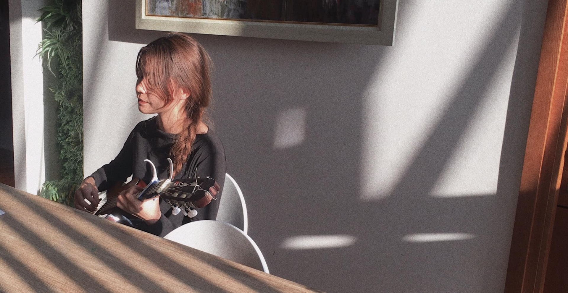 Soi Nguyễn có niềm đam mê với âm nhạc khi ngoài sở hữu giọng hát 'trời phú', cô còn biết chơi guitar