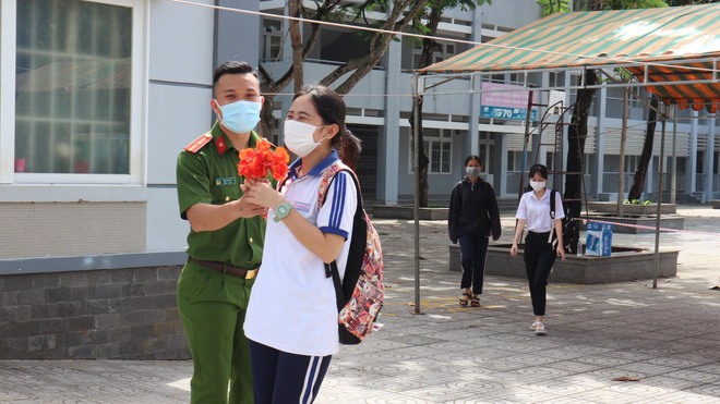 Hình ảnh rạng rỡ của bạn nữ sinh khi nhận được bó hoa của chiến sĩ công an