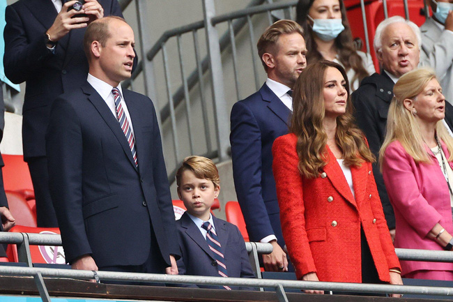 Hoàng tử George xuất hiện cùng bố mẹ tại trận đấu giữa Anh và Đức,t hu hút sự chú ý của nhiều người với vẻ bảnh bao, lịch lãm