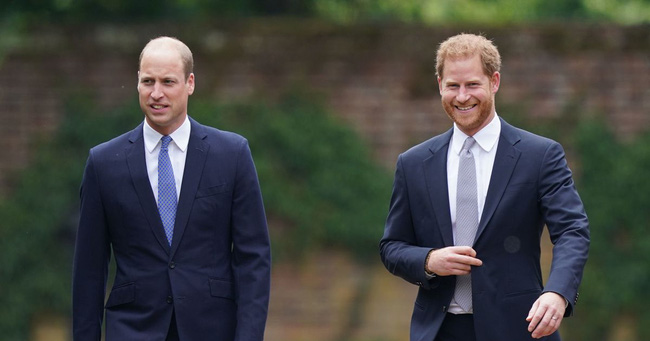 Hoàng tử William và Harry vui vẻ sánh bước bên nhau ngay trước ngày bạn thân Meghan lên tiếng khẳng định nhân viên của Công tước xứ Cambridge thêu dệt về tâm lý em trai mình