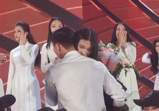 Bức ảnh từng khiến cư dân mạng xôn xao ngay tại đêm Chung kết Hoa hậu Việt Nam 2020