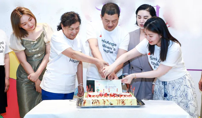 Cư dân mạng bất ngờ khi bạn gái Hải Hà Kim Hỷ của Lý Á Bằng vắng mặt trong sinh nhật lần thứ 50 của bạn trai