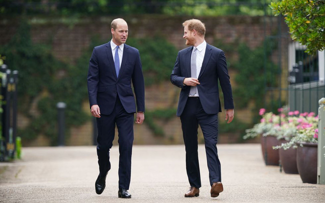 Thái tử Charles đã để 2 con trai chủ trì trong lễ kỷ niệm 60 năm ngày sinh của Công nương Diana