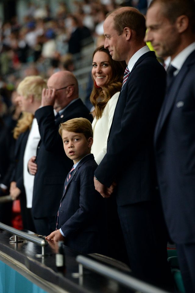 Hoàng tử George xuất hiện trên khán đài cùng với bố mẹ đã thu hút sự chú ý bởi vẻ đáng yêu trong bộ vest lịch lãm