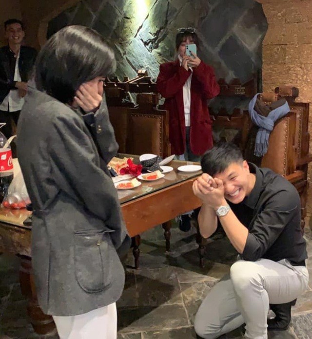 Ngay sau màn cầu hôn gây xôn cao cộng đồng mạng, Huỳnh Anh ngay lập tức vướng ồn ào 'lươn lẹo' đòi hoàn trả chiếc nhẫn và được hoàn lại 100% số tiền đã bỏ ra