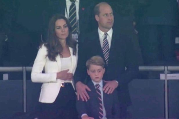 Gương mặt đầy thất vọng của gia đình Hoàng tử William như đại diện cho cổ động viên nước này sau trận thua đau đớn trước người Ý