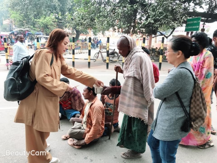 Đăng kèm bài viết là những hình ảnh nữ ca sĩ đang đi từ thiện tại Ấn Độ