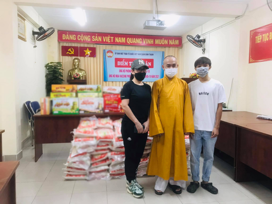 Trước đó, Phi Nhung và Hồ Văn Cường đã ủng hộ người dân có hoàn cảnh khó khăn tại TP.HCM 1 tấn gạo cùng những nhu yếu phẩm cần thiết